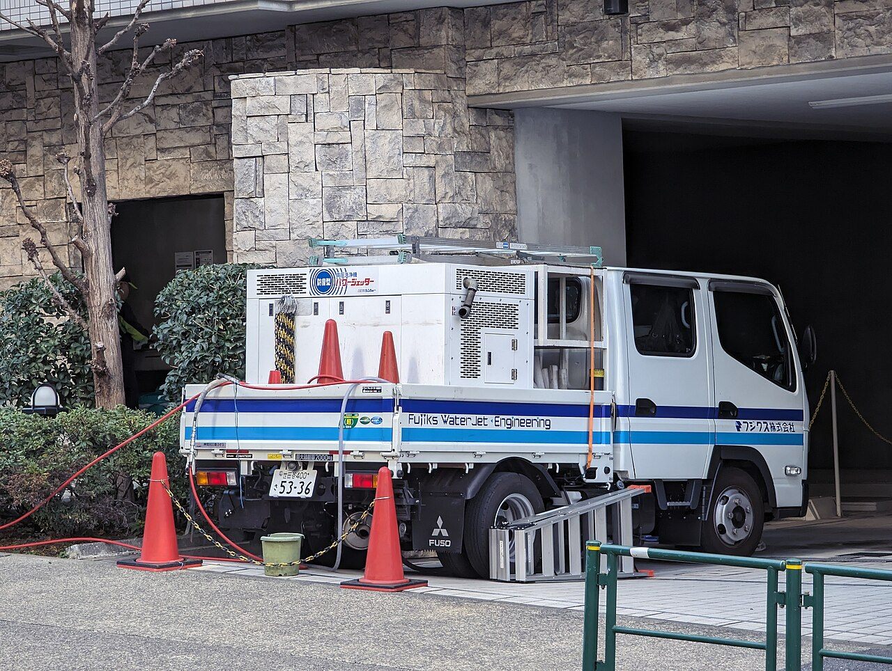 Μηχάνημα υδροβολής υψηλής πίεσης για απόφραξη φρεατίου αποχέτευσης
